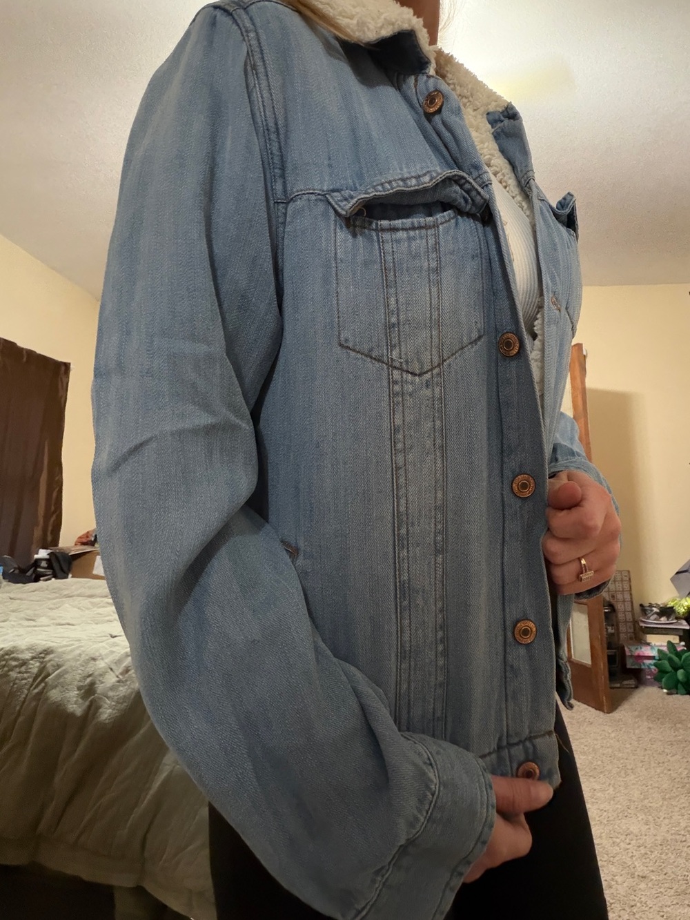 Thread & Supply Light Wash Women’s Denim Jacket with Sherpa Collar - Picture 4 of 6